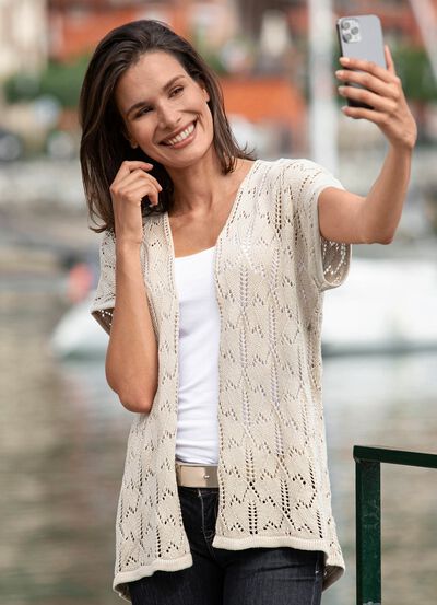 Stickad väst med ajour mönster 