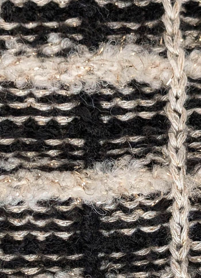 Kofta tillverkad av h&ouml;gkvalitativt effektgarn 