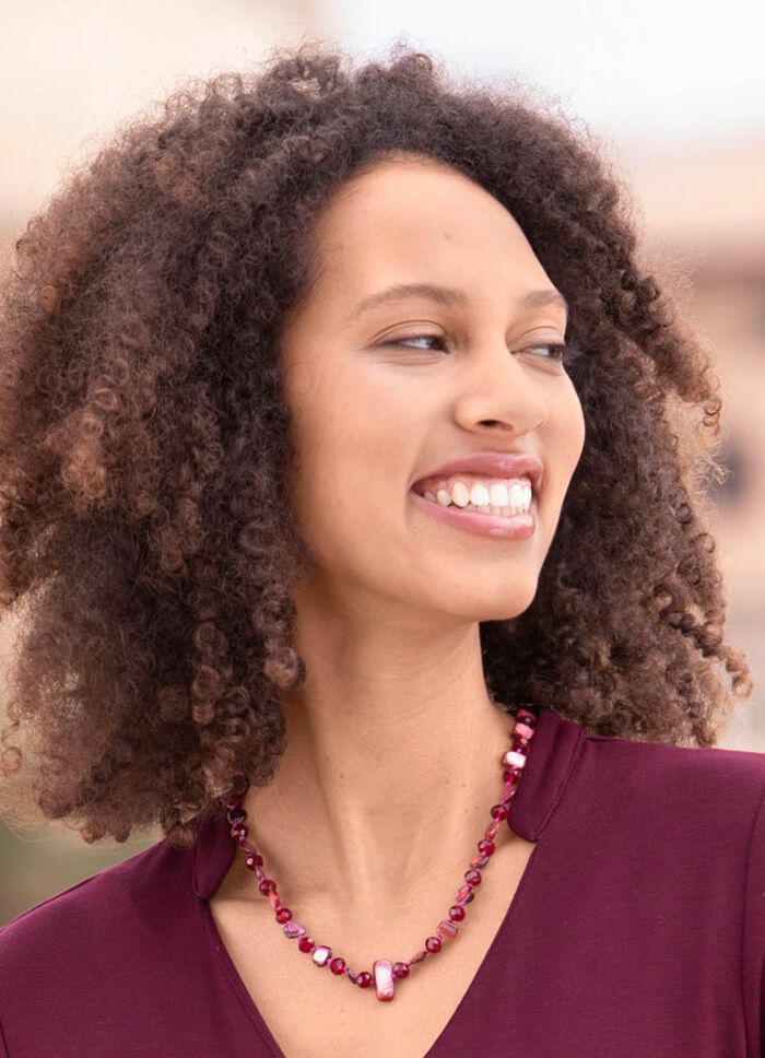 Sn&auml;ckhalsband med fasetterade kristallstenar 