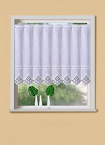 Korta persienner med elegant makraméspets och stavgenomdragning 