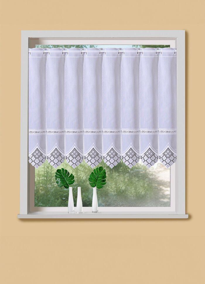 Korta persienner med elegant makraméspets och stavgenomdragning 