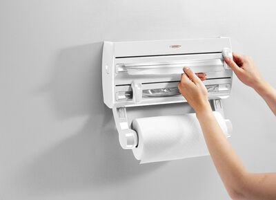 V&auml;ggh&aring;llare f&ouml;r pappersrullar fr&aring;n Leifheit med hylla f&ouml;r kryddor 