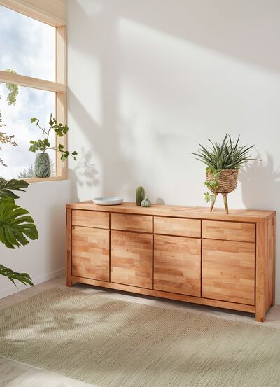 M&ouml;belsortiment med fronter i massivt tr&auml; och mjuk st&auml;ngning 