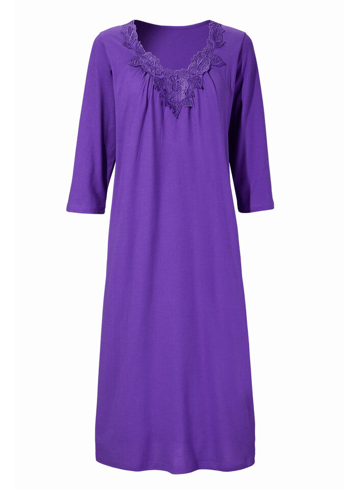 F&ouml;rpackning med tv&aring; blommiga spetsiga nattlinnen 