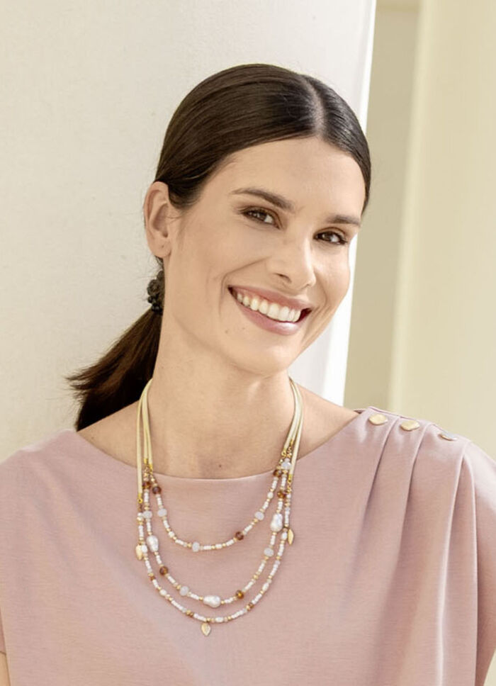 Flerradigt halsband med s&ouml;tvattensodlade p&auml;rlor 