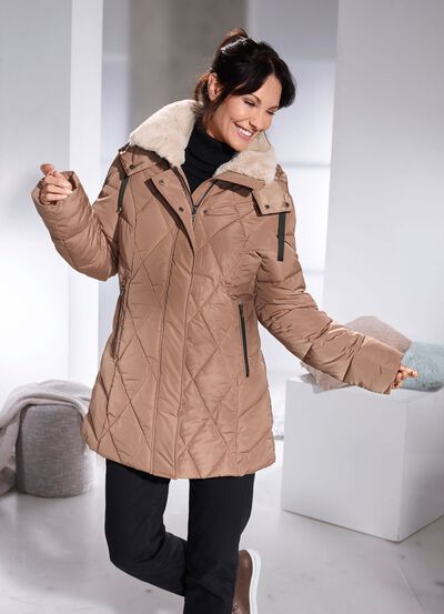 Jacka med fuskp&auml;lskant p&aring; kragen 