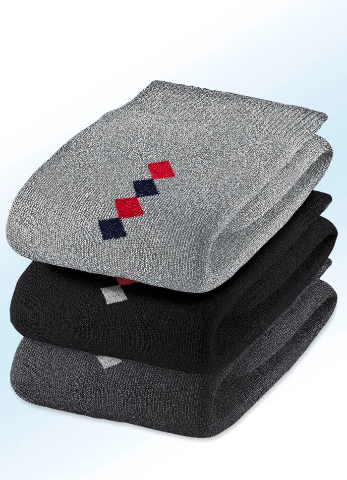 Femstacksf&ouml;rpackning med strumpor med handstickad spets och tryckfri res&aring;r 