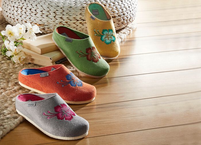 Damtofflor med f&auml;rgkoordinerade broderade dekorativa blommor 