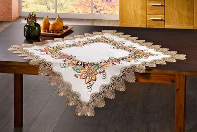 Genomarbetade tillbeh&ouml;r med rika blad- och rankor dekorationer 