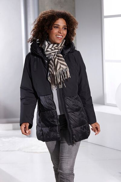 Funktionell jacka i en trendig materialmix 