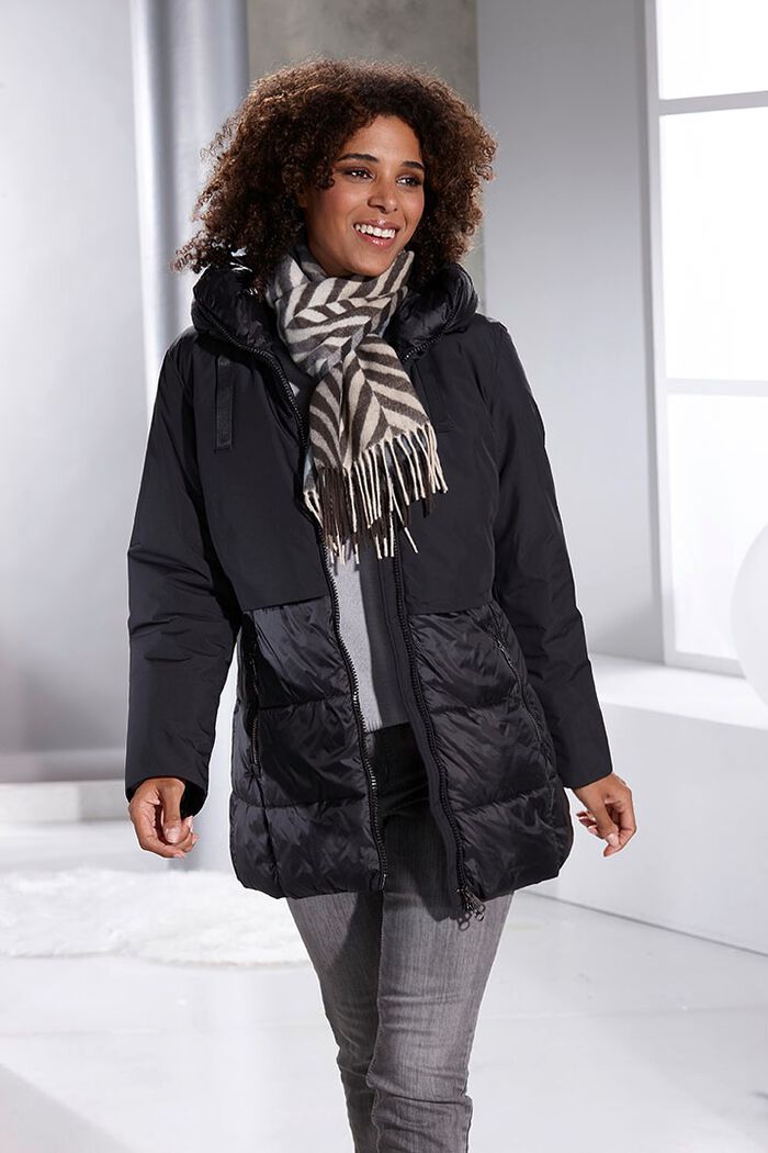 Funktionell jacka i en trendig materialmix 