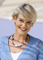 Halsband med olika smyckeselement 