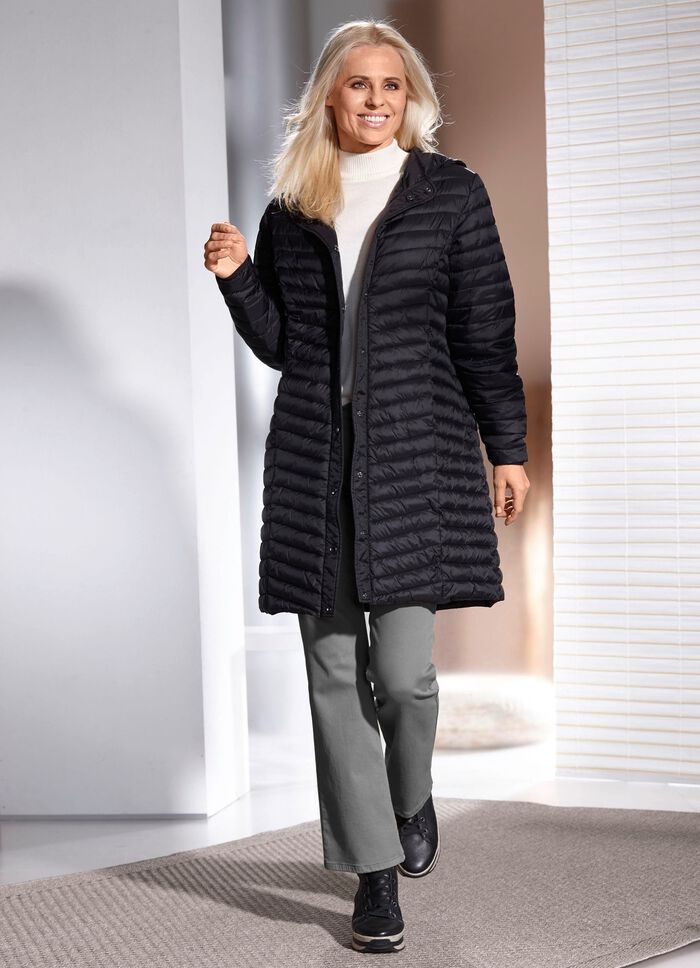 Kort kappa med praktisk v&auml;ska 