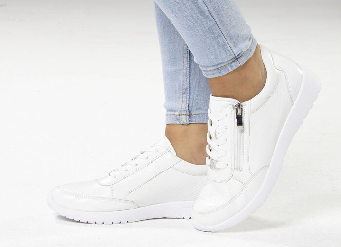 ELENA EDEN sneakers gjorda av fint skimrande, kornigt hjortnappaläder VIT