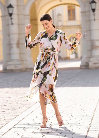 Kl&auml;nning med knytsk&auml;rp 