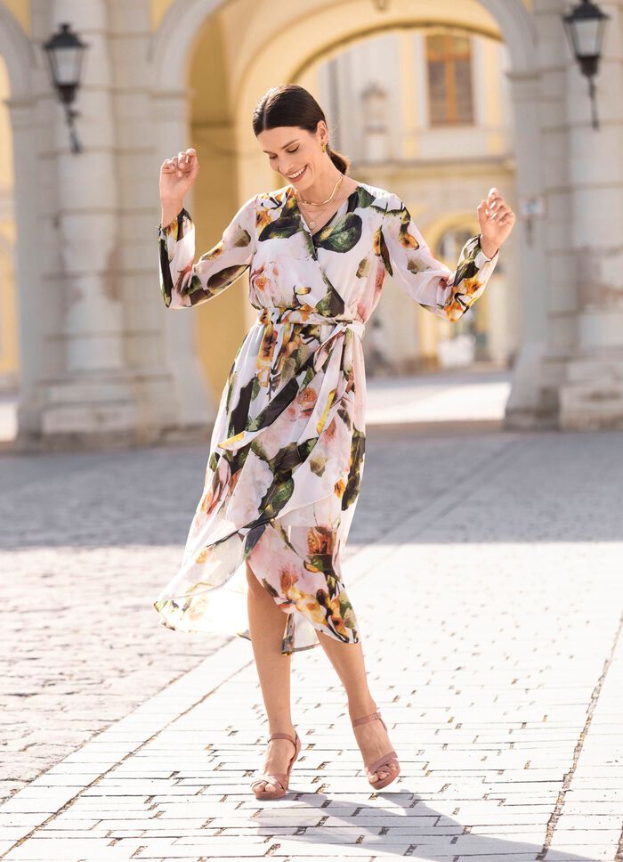 Kl&auml;nning med knytsk&auml;rp 