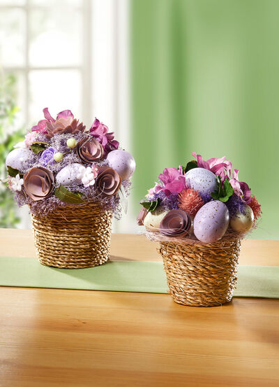 Blomsterarrangemang i flätad korg 