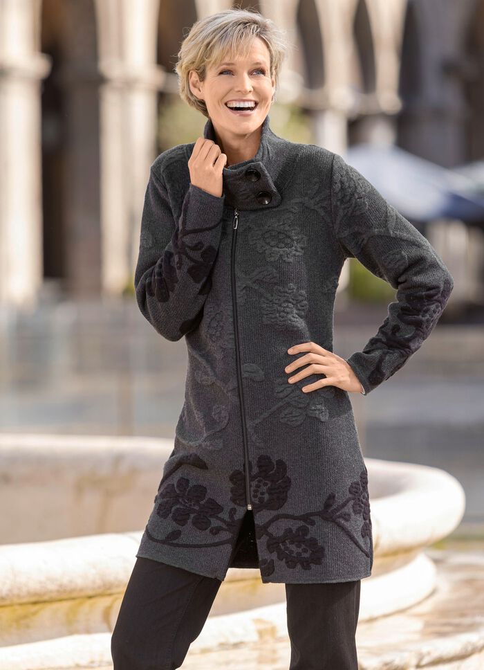 L&aring;ng kofta med cloqu&eacute;-effekter 