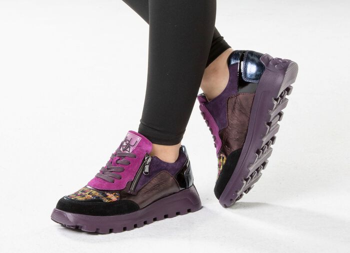 Ranger-sneakers med sn&ouml;rning i kombination med f&auml;rgglatt textilmaterial LILA-F&Auml;RGGLAD