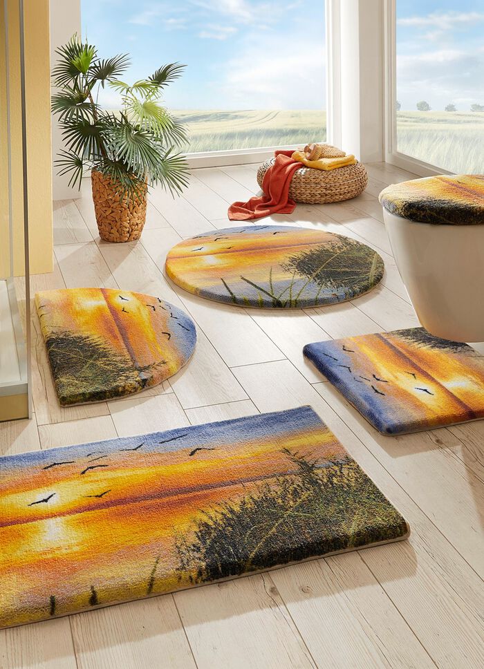 F&auml;rgglatt badrumsset med vacker bandkantning 