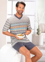 Set: Pyjamas och V-ringade shorts 