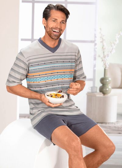 Set: Pyjamas och V-ringade shorts 