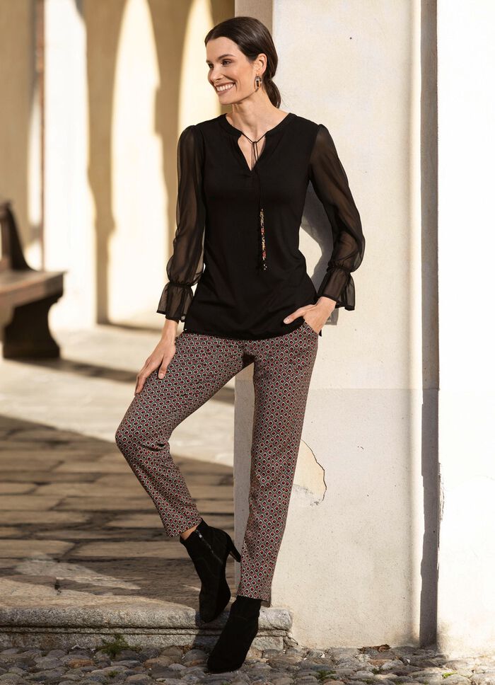 Skjorta med ovanlig halsringning i 2 f&auml;rger SVART