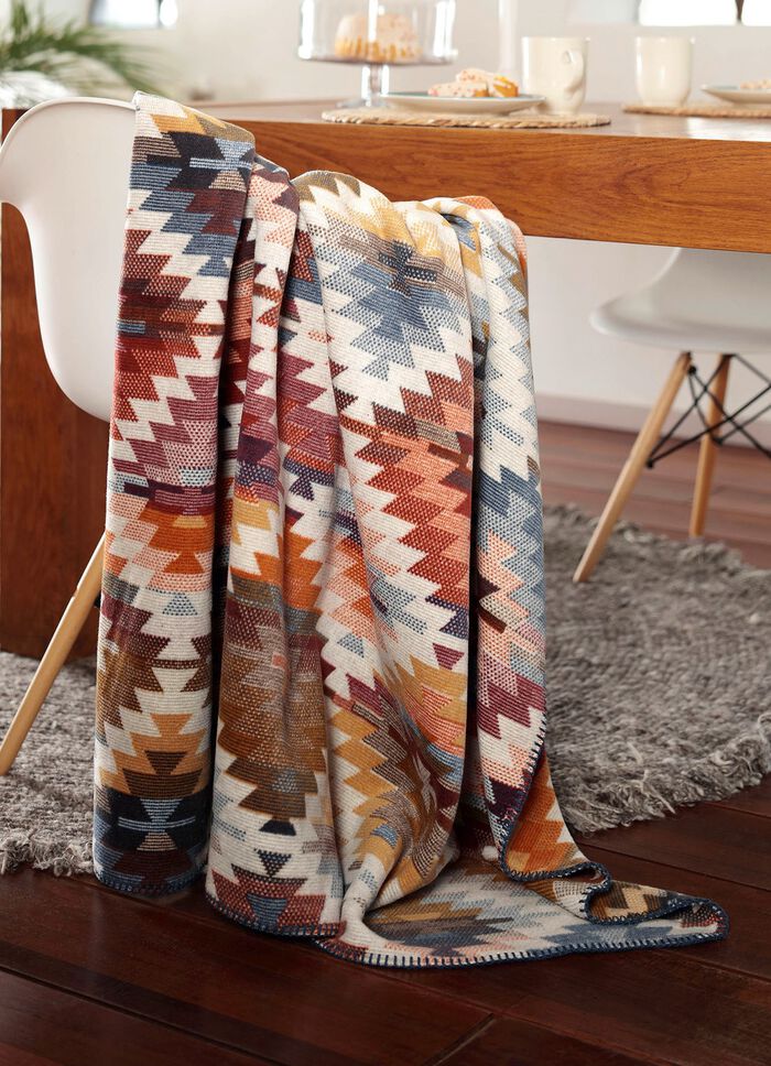 Pl&auml;d med fin virkad f&aring;ll 