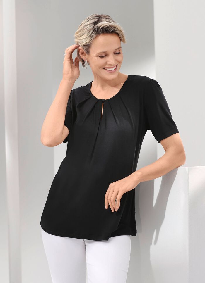 skjorta med slits i halsringningen 