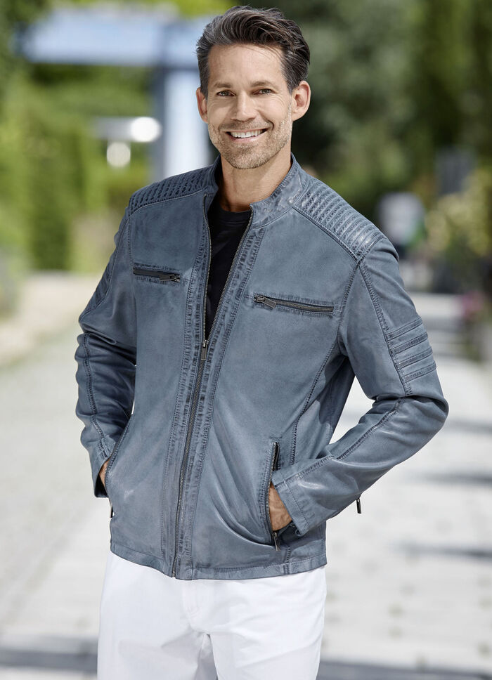 Kort skinnjacka med dekorativa s&ouml;mmar 