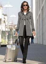 Byxor i en trendig mix av material 