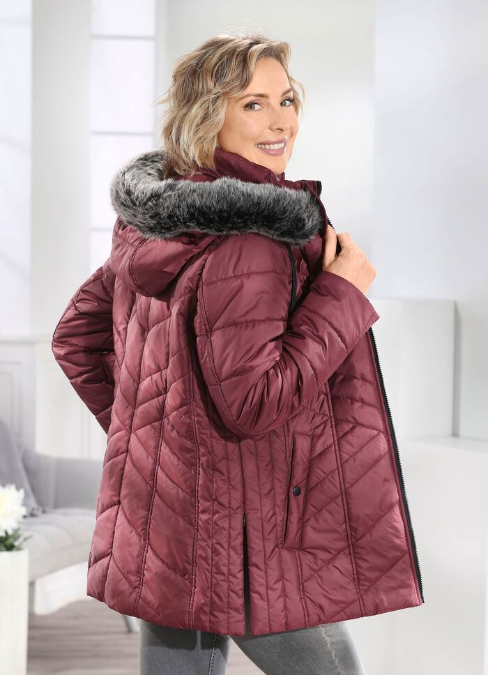 Jacka med avtagbar fuskp?lskant p? luvan 