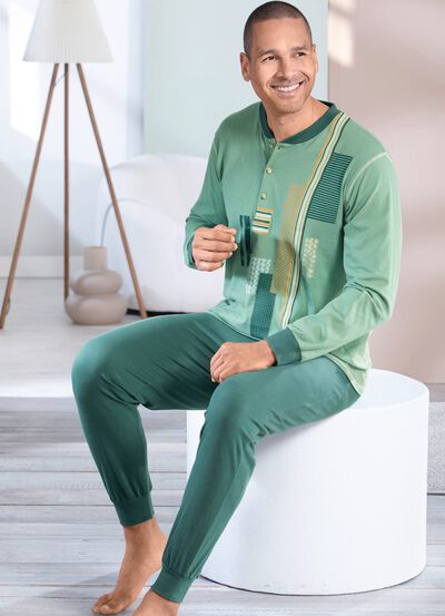 Pyjamas med knappsl&aring; och manschetter 