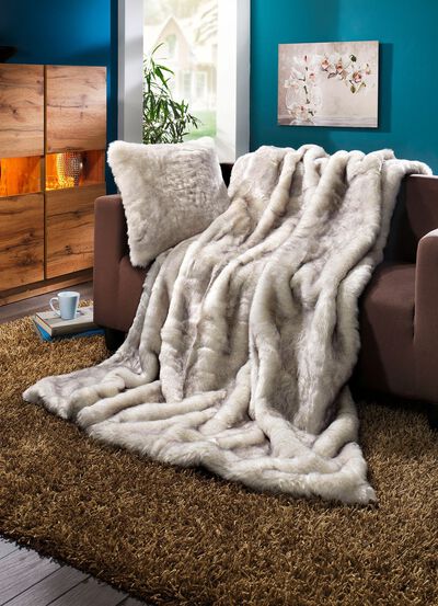 Hemtillbeh&ouml;r gjorda av naturlig fuskp&auml;ls med l&aring;ngt h&aring;r 