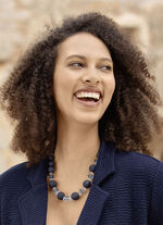 Halsband med fasetterade kristallstenar 