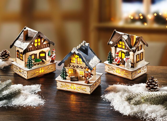 Vinterhus i tr&auml; med LED-belysning 