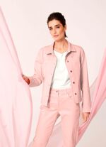 jeansjacka med stiltypiska s&ouml;mmar 