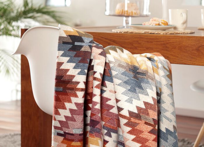 Pl&auml;d med fin virkad f&aring;ll 