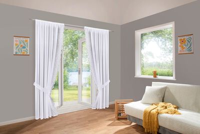 F&ouml;nsterdekoration med omsorgsfullt Plauener-broderi 