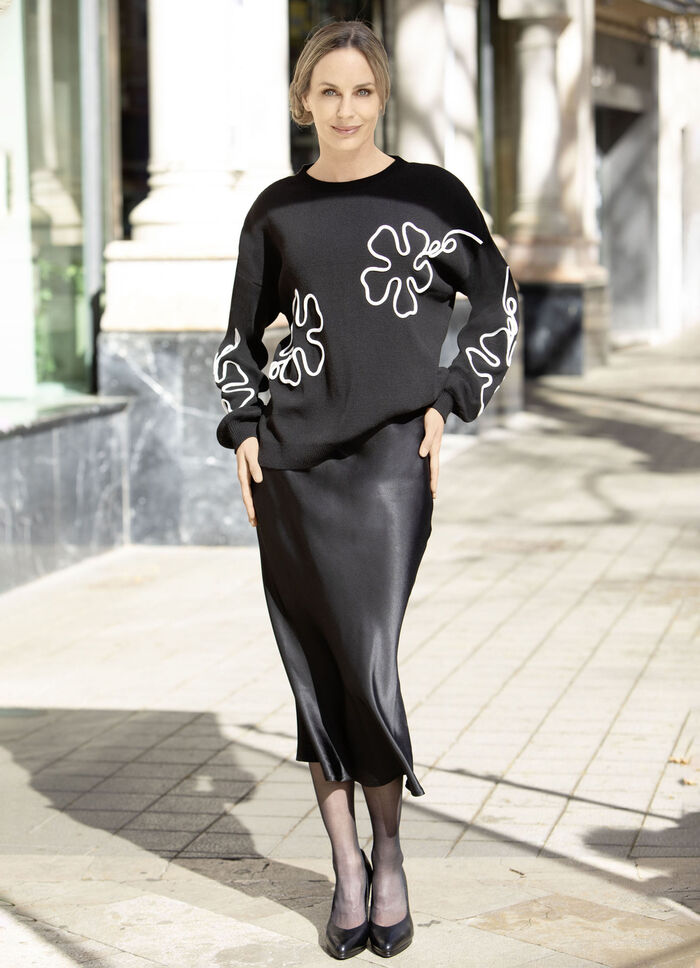 Tröja med genomarbetade blomapplikationer 