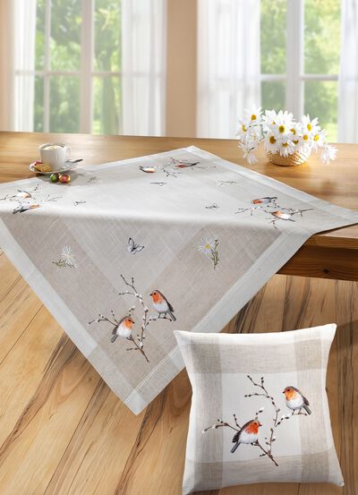 Bords- och rumsdekoration med r&ouml;dhakemotiv 