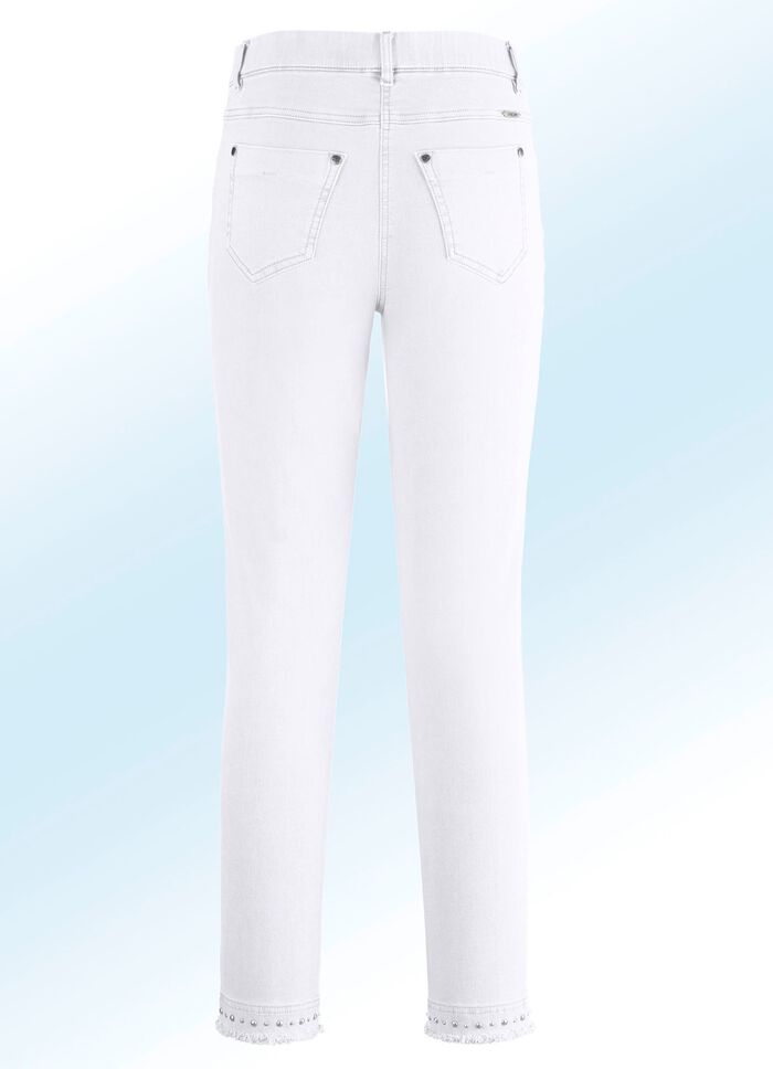 Magic-jeans med snygga nitar och trendiga fransar i nederkanten. 