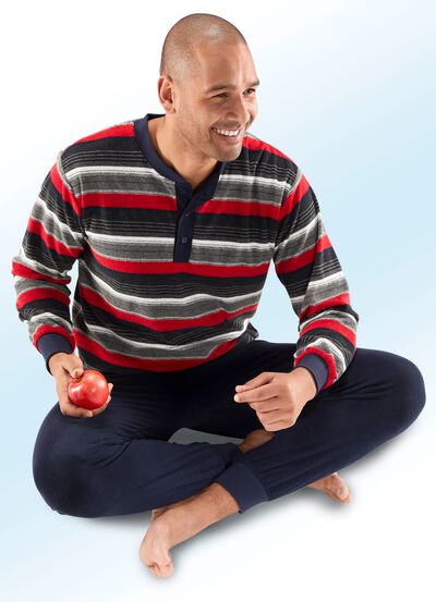 Pyjamas av frott&eacute;stretch, med knappsl&aring; och &auml;rmslut 