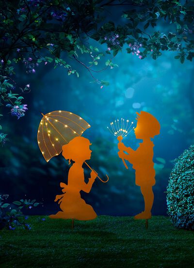 pojke och flicka med paraply 