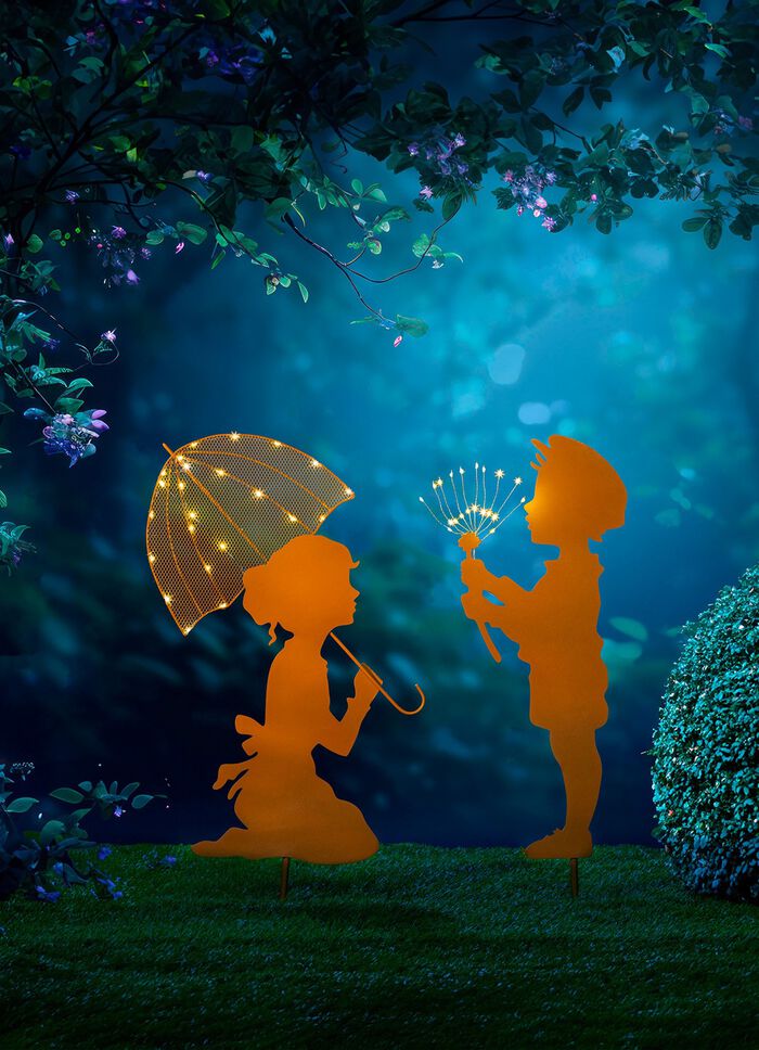 pojke och flicka med paraply 