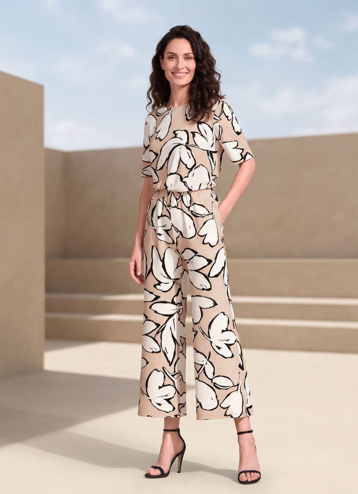 Tr&ouml;ja med b&aring;tringad halsringning 