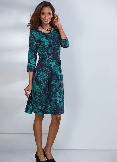 Klänning med knytskärp i slipform 