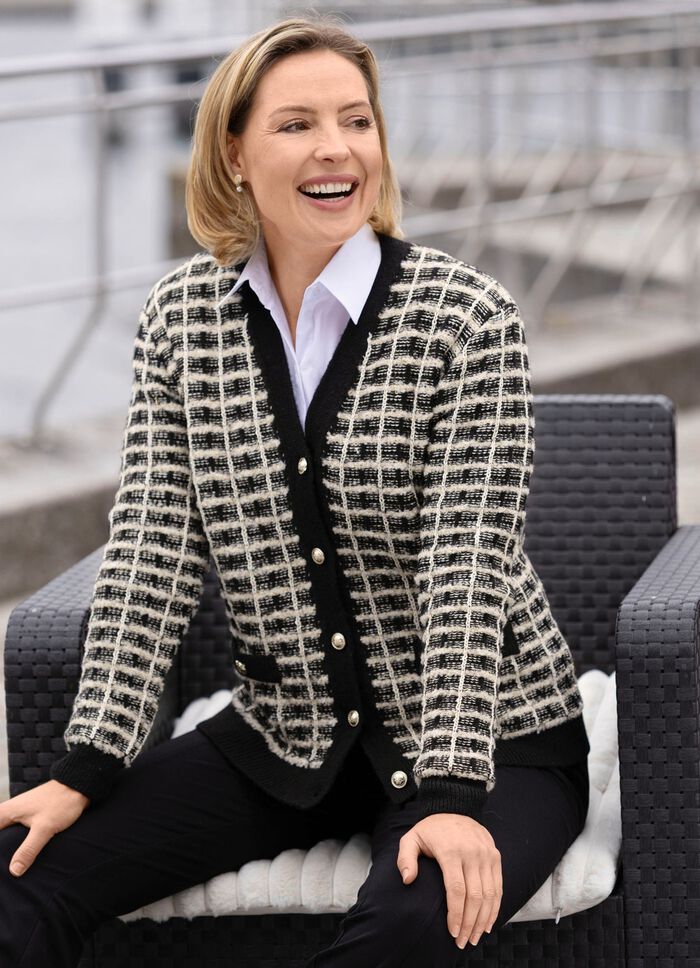 Kofta tillverkad av h&ouml;gkvalitativt effektgarn 