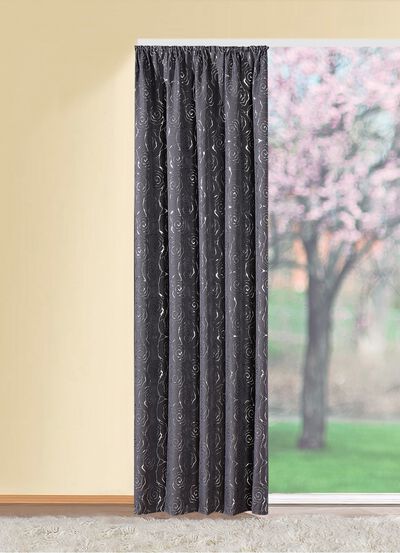 Gardin med vacker rosdesign 