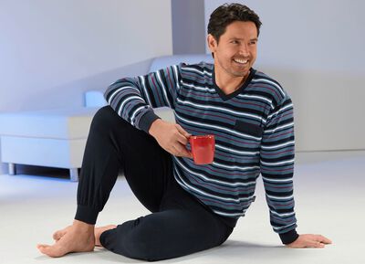 Pyjamas i stretchfrott&eacute; med muddar, V-ringning och garnf&auml;rgat randm&ouml;nster 